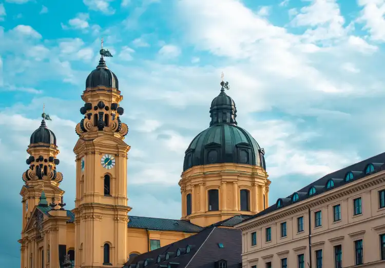 Theatinerkirche und die Münchner Skyline vor klarem Himmel