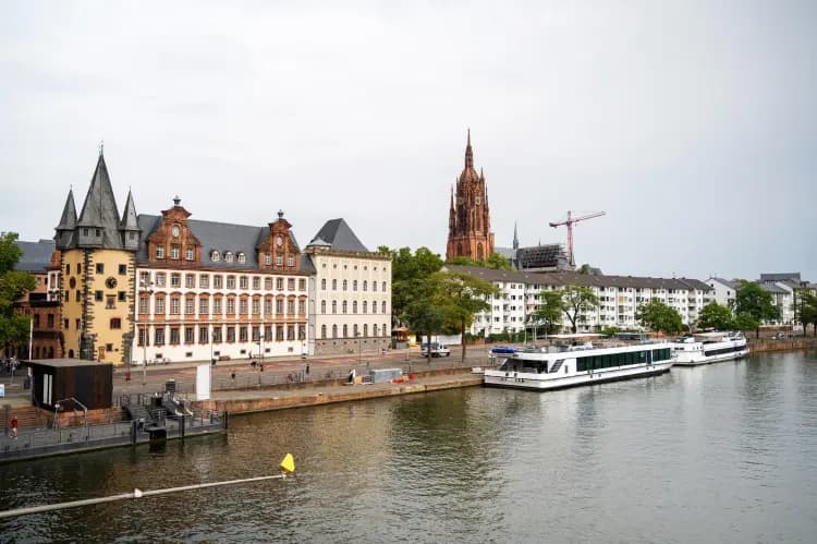 Frankfurter Brücke in der Abenddämmerung, Deutschland
