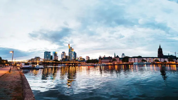 Frankfurter Skyline in der Abenddämmerung, Deutschland